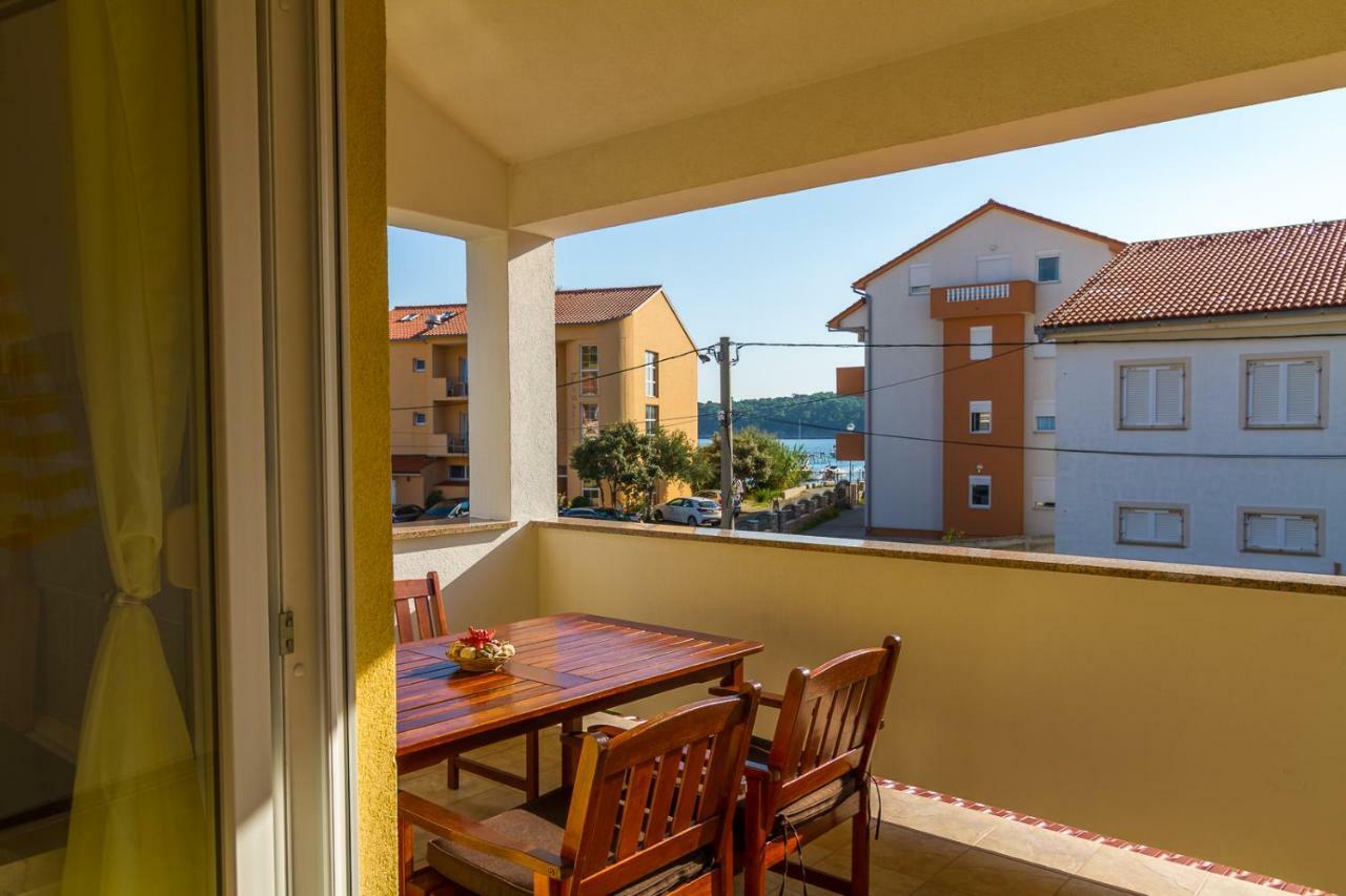 Apartments & Room Spanjol Palit Exterior photo